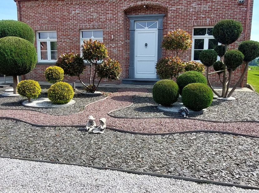 Woning + paardenstal met prachtig uitzicht op natuur, rustige omgeving ,  uitstekend bereikbaarheid en niet ver van de winkels. Woning met duurzame vo